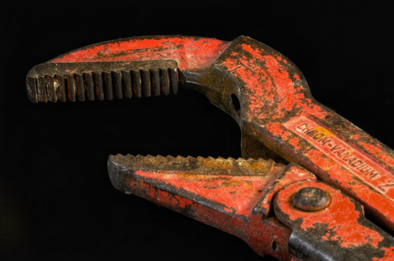 plombier-VINS SUR CARAMY-min_pipe-wrench-318084